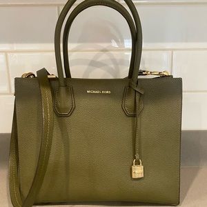 Micheal Kors leather purse in EUC